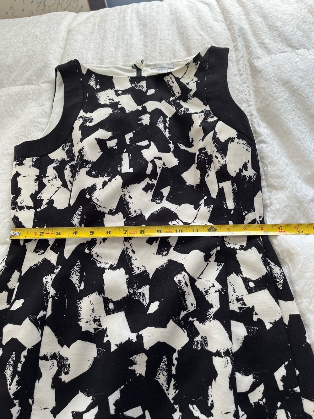 Black & White Abstract Print Sleeveless Dress - Picture 4 of 11